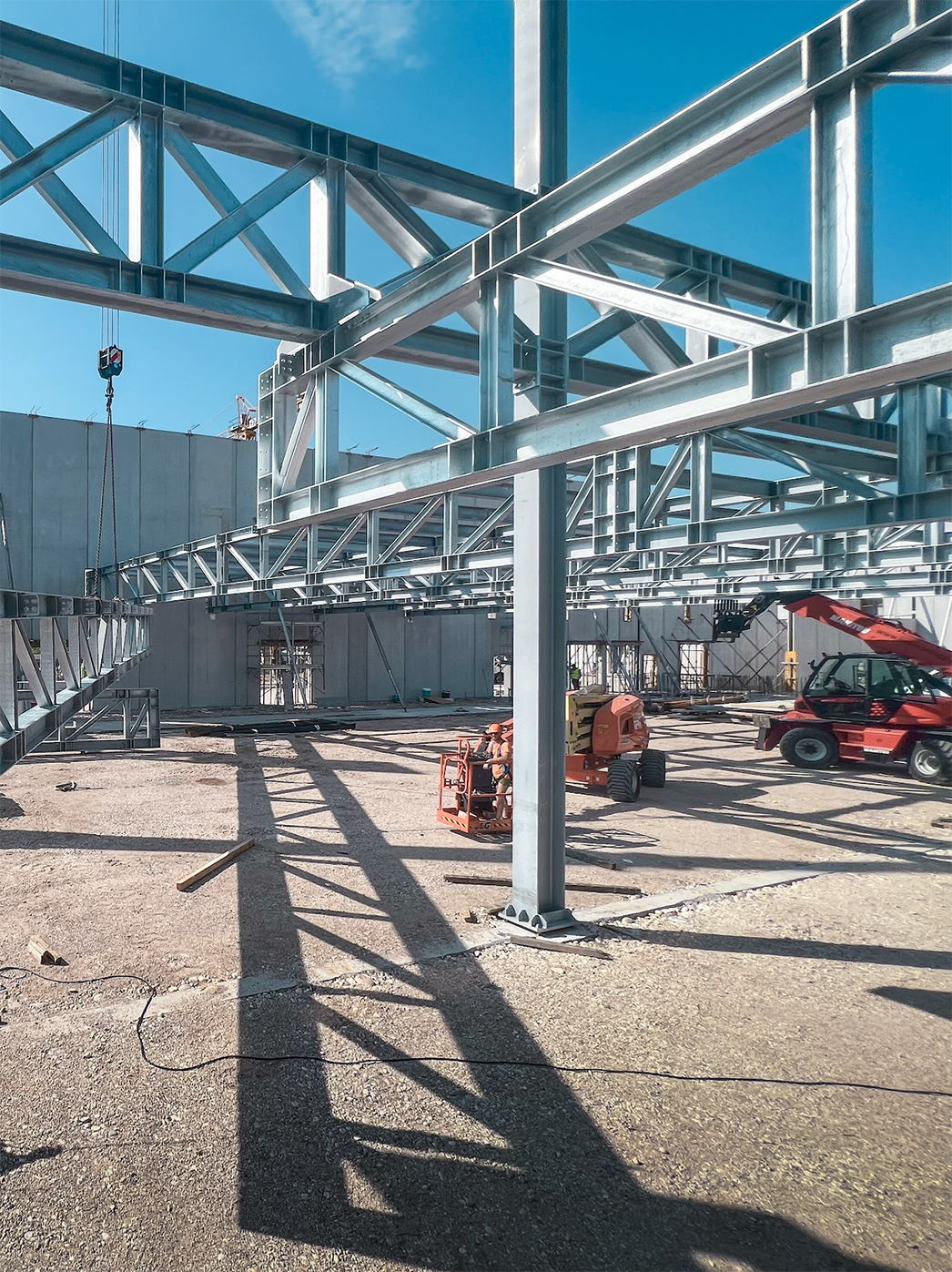 Montaggio di capriate metalliche a traliccio e colonne in acciaio zincato per grandi edifici industriali, carpenteria strutturale Fratelli Gelmini.
